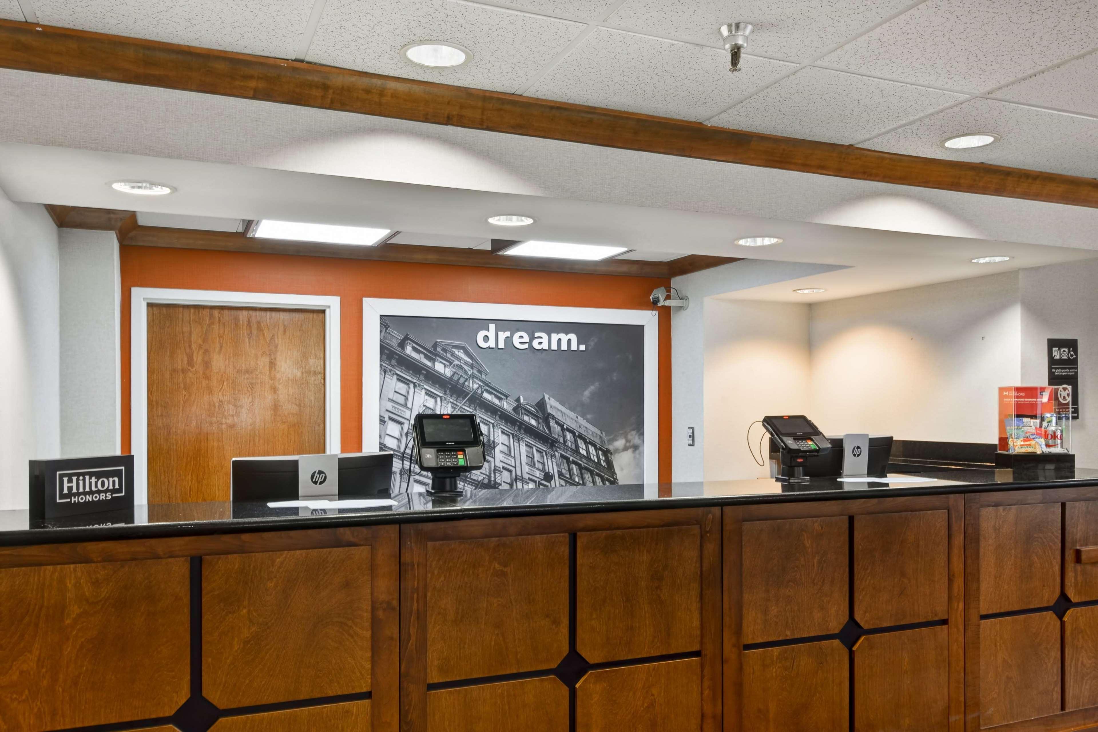 Hampton Inn Memphis Poplar Ngoại thất bức ảnh
