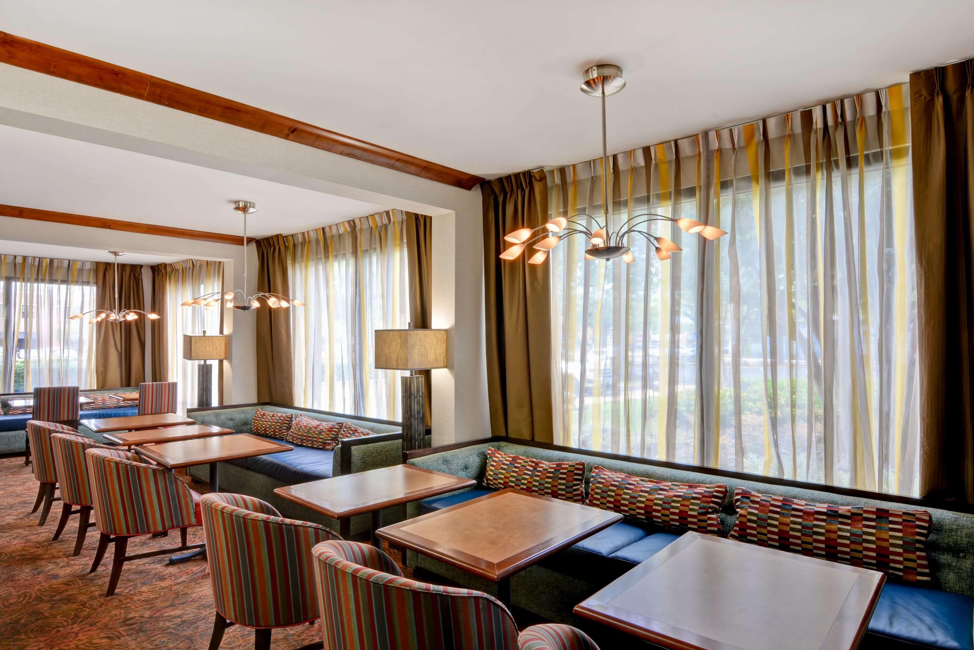 Hampton Inn Memphis Poplar Ngoại thất bức ảnh