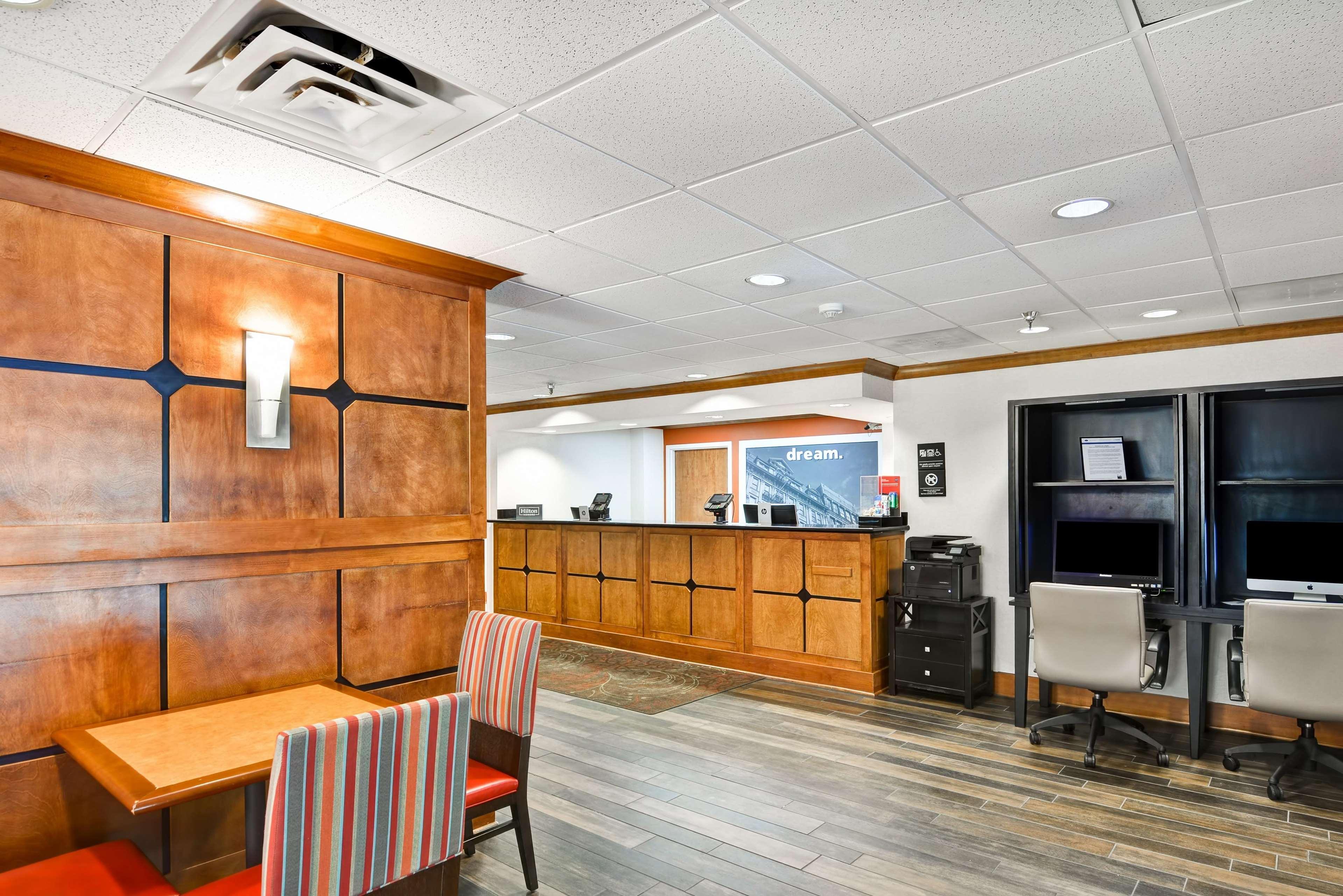 Hampton Inn Memphis Poplar Ngoại thất bức ảnh